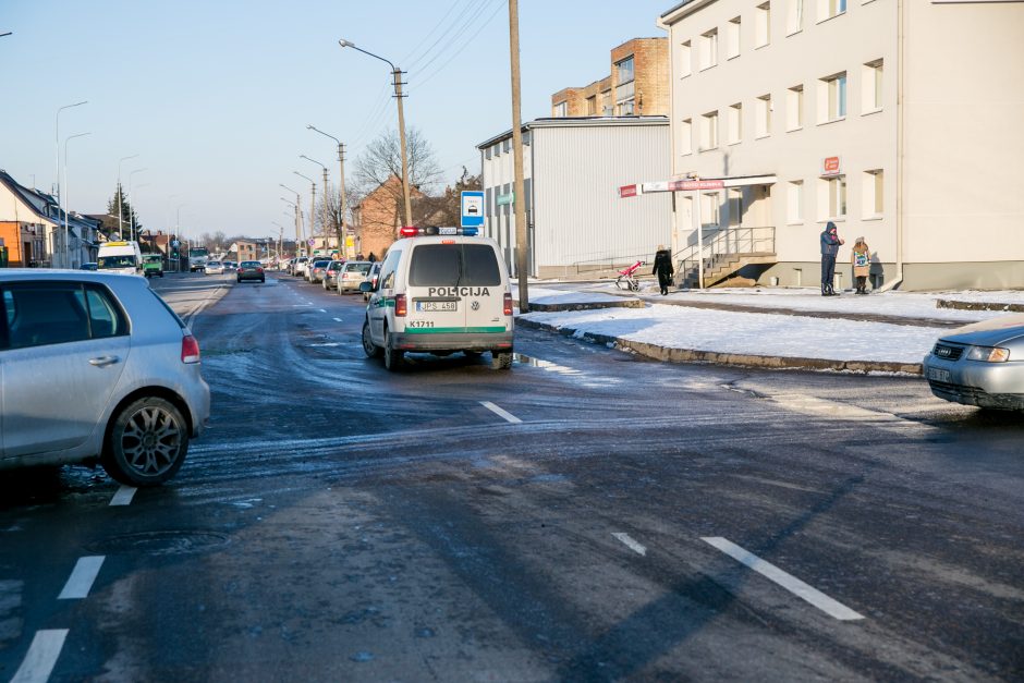 Avarijos Kaune: mašinos virto ir ant šono, ir ant stogo