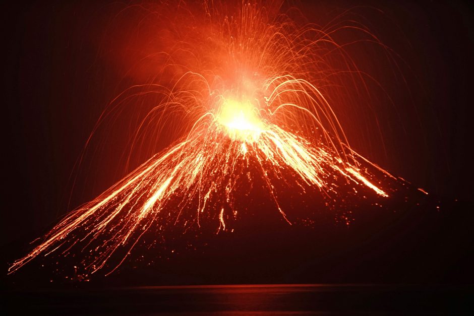 Iš Indonezijoje atsibudusio Anak Krakatau ugnikalnio veržiasi pelenai ir lava