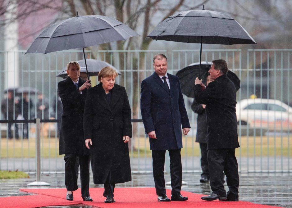 A. Merkel: išgalvota žinia apie karius rodo, kad reikia būti budriems