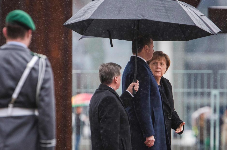 A. Merkel: išgalvota žinia apie karius rodo, kad reikia būti budriems