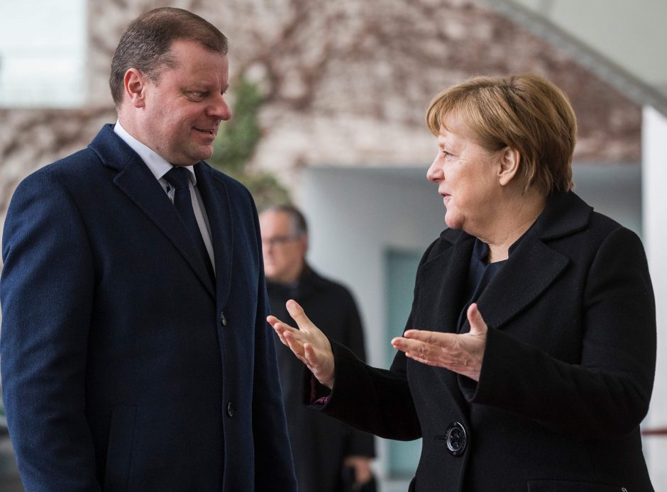 A. Merkel: išgalvota žinia apie karius rodo, kad reikia būti budriems