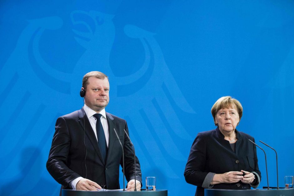 A. Merkel: išgalvota žinia apie karius rodo, kad reikia būti budriems