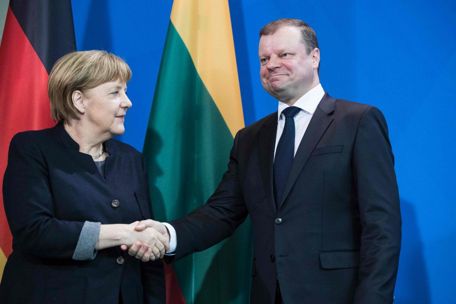 A. Merkel: išgalvota žinia apie karius rodo, kad reikia būti budriems