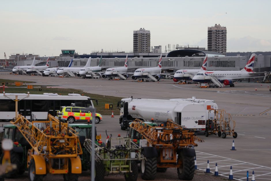 Pašalinus karo laikų bombą vėl atidarytas Londono Sičio oro uostas