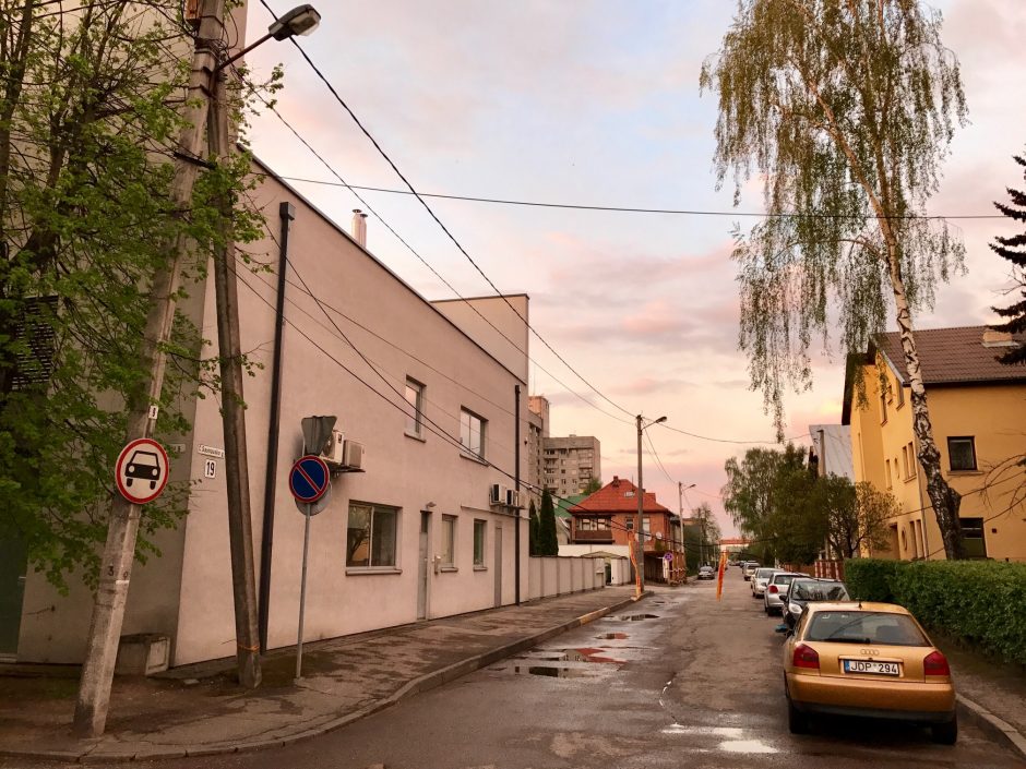 Žaliakalnio gyventojus gąsdina virš galvų pakibę laidai