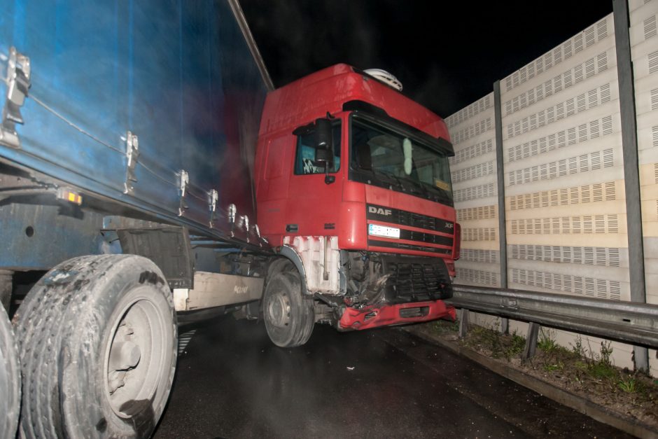 Kauno aplinkkelyje susidūrė vilkikai, sužaloti du žmonės