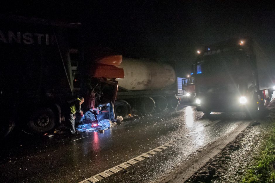 Kauno aplinkkelyje susidūrė vilkikai, sužaloti du žmonės