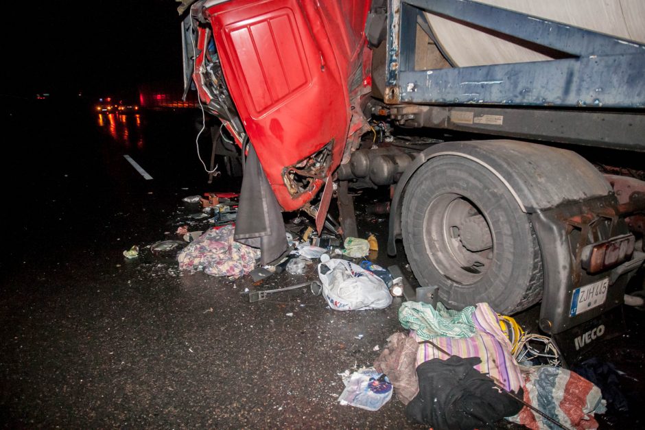 Kauno aplinkkelyje susidūrė vilkikai, sužaloti du žmonės