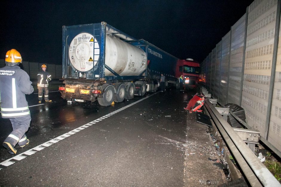 Kauno aplinkkelyje susidūrė vilkikai, sužaloti du žmonės