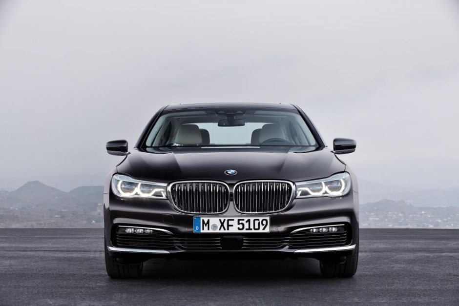 Sedanui „BMW 7“ – pagyros dėl technologijų ir malonumo vairuoti