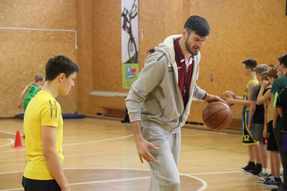 Broliai Lavrinovičiai žiniomis dalijosi kūno kultūros pamokoje