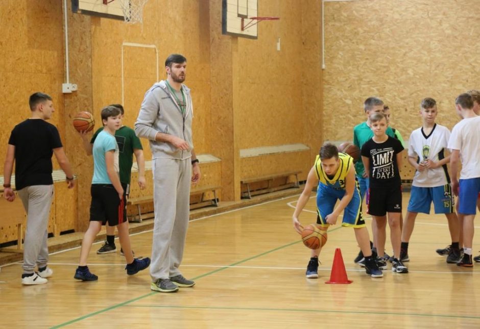 Broliai Lavrinovičiai žiniomis dalijosi kūno kultūros pamokoje