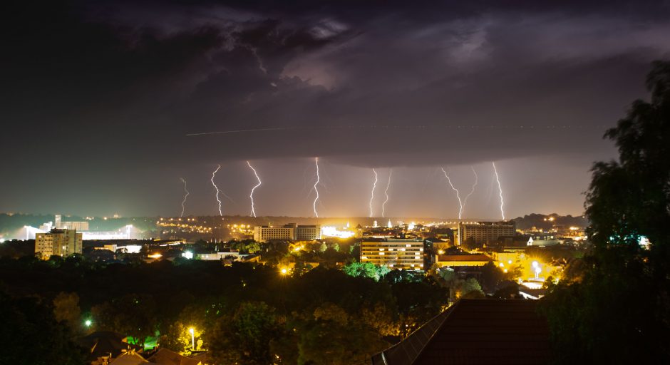 Naktiniai žaibų šokiai Kauno danguje