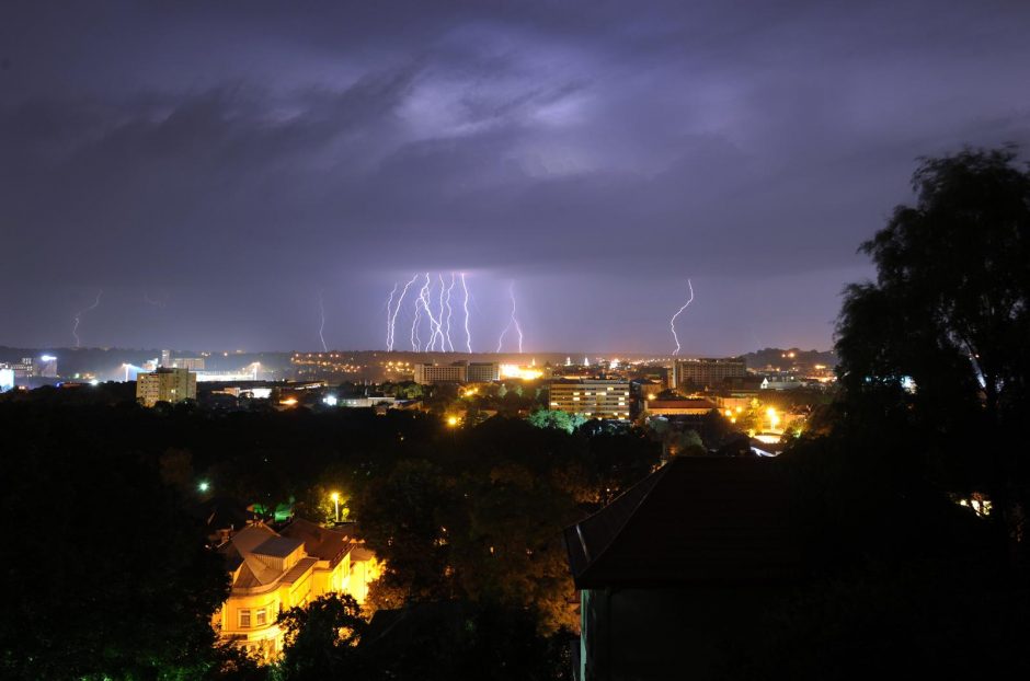 Naktiniai žaibų šokiai Kauno danguje