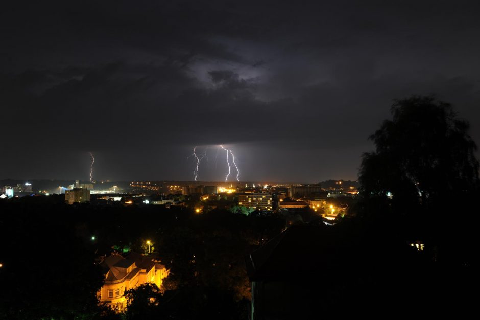 Naktiniai žaibų šokiai Kauno danguje