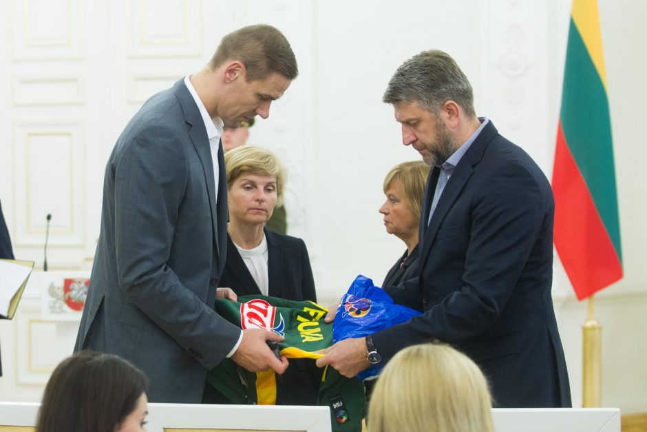 Sidabrą laimėję krepšininkai pasipuošė ordinais