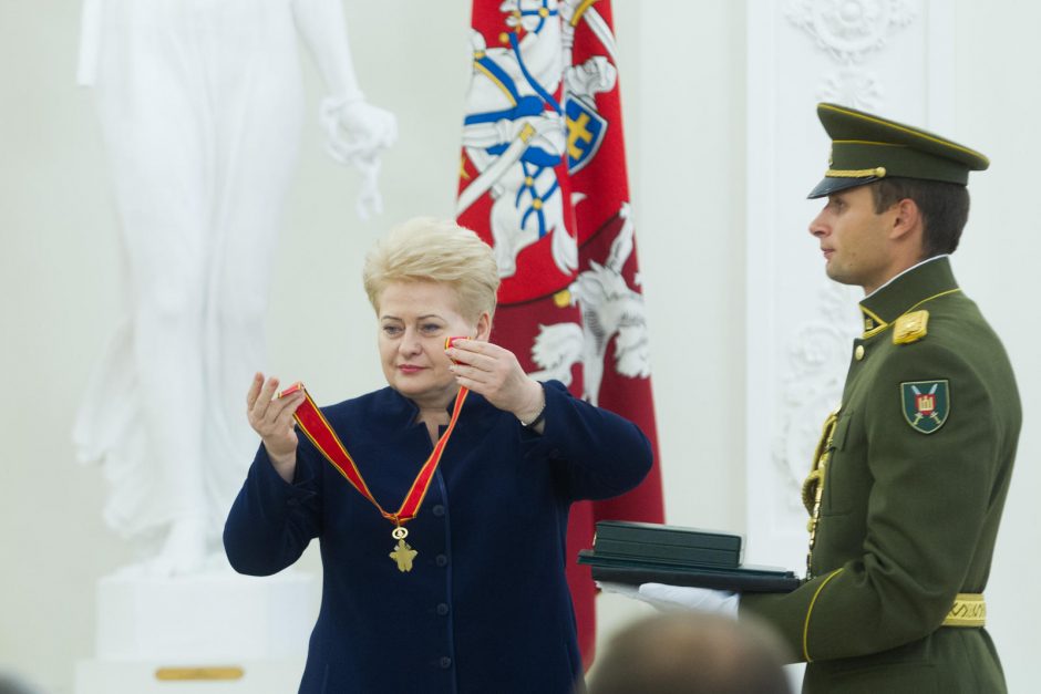 Sidabrą laimėję krepšininkai pasipuošė ordinais