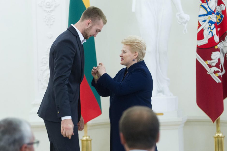 Sidabrą laimėję krepšininkai pasipuošė ordinais