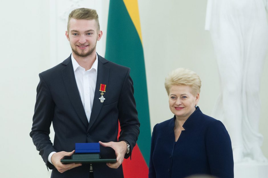 Sidabrą laimėję krepšininkai pasipuošė ordinais