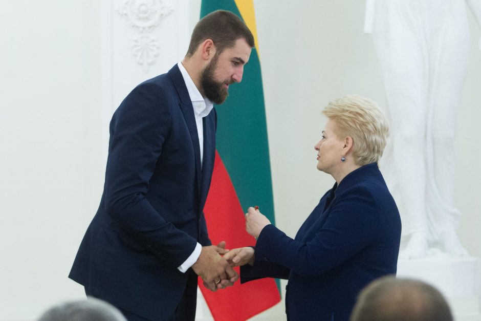 Sidabrą laimėję krepšininkai pasipuošė ordinais