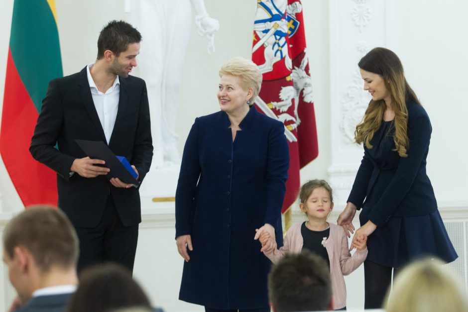 Sidabrą laimėję krepšininkai pasipuošė ordinais