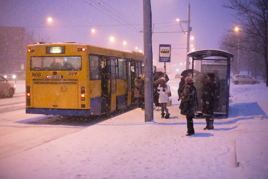 Intensyviai sningant sostinės gatves barsto 47 sniego valymo mašinos 