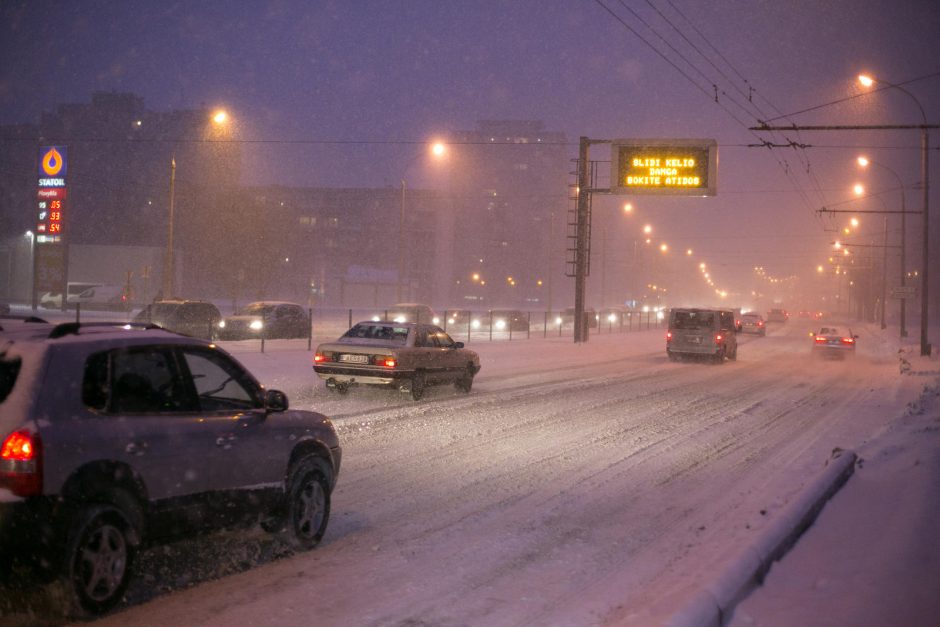 Intensyviai sningant sostinės gatves barsto 47 sniego valymo mašinos 