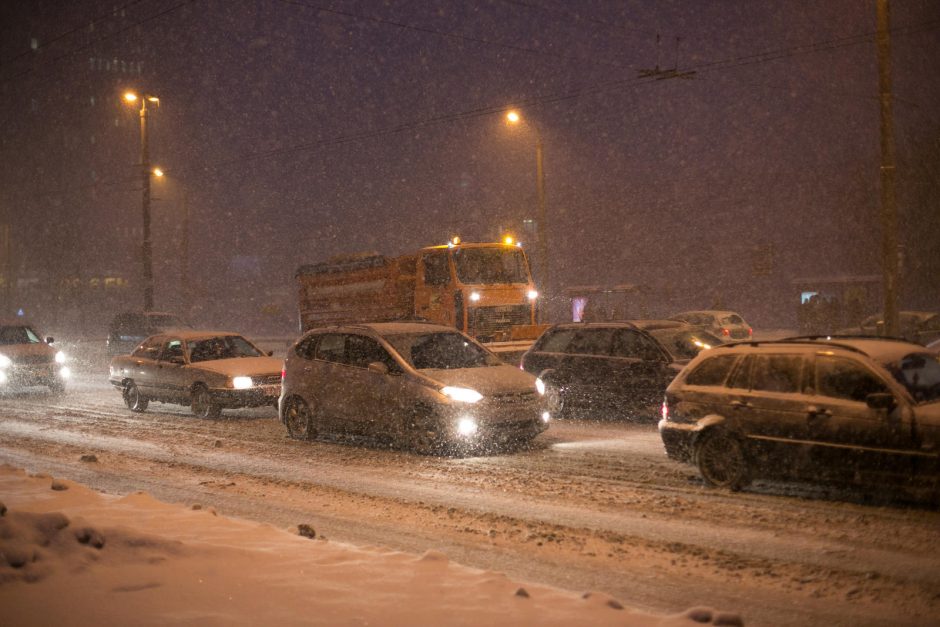 Intensyviai sningant sostinės gatves barsto 47 sniego valymo mašinos 