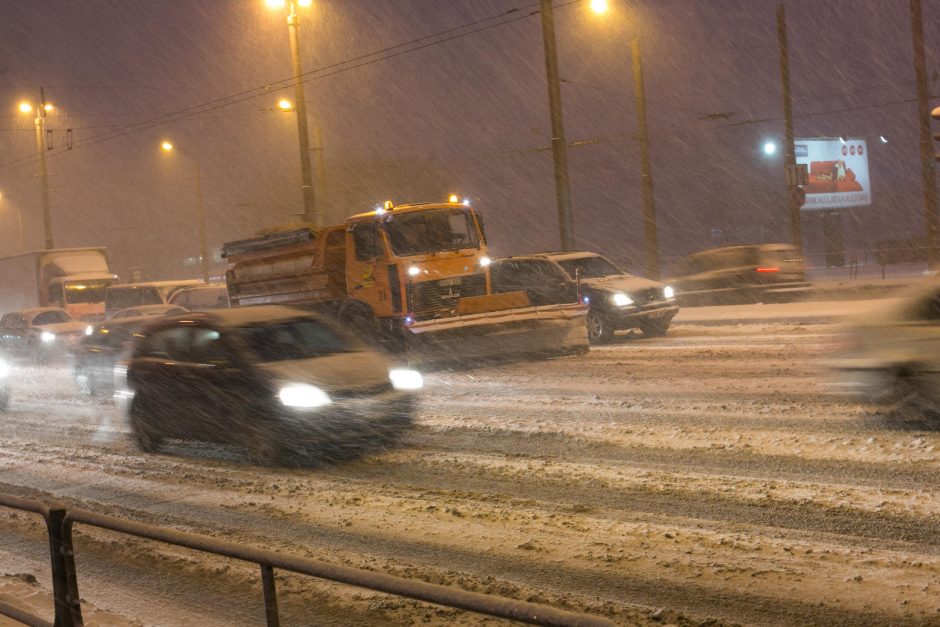 Intensyviai sningant sostinės gatves barsto 47 sniego valymo mašinos 