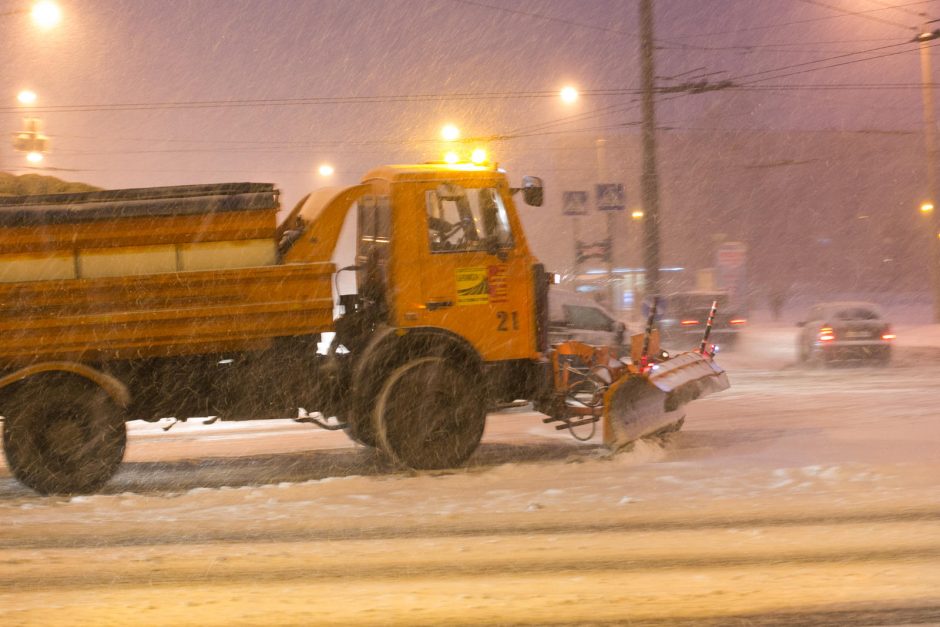 Intensyviai sningant sostinės gatves barsto 47 sniego valymo mašinos 