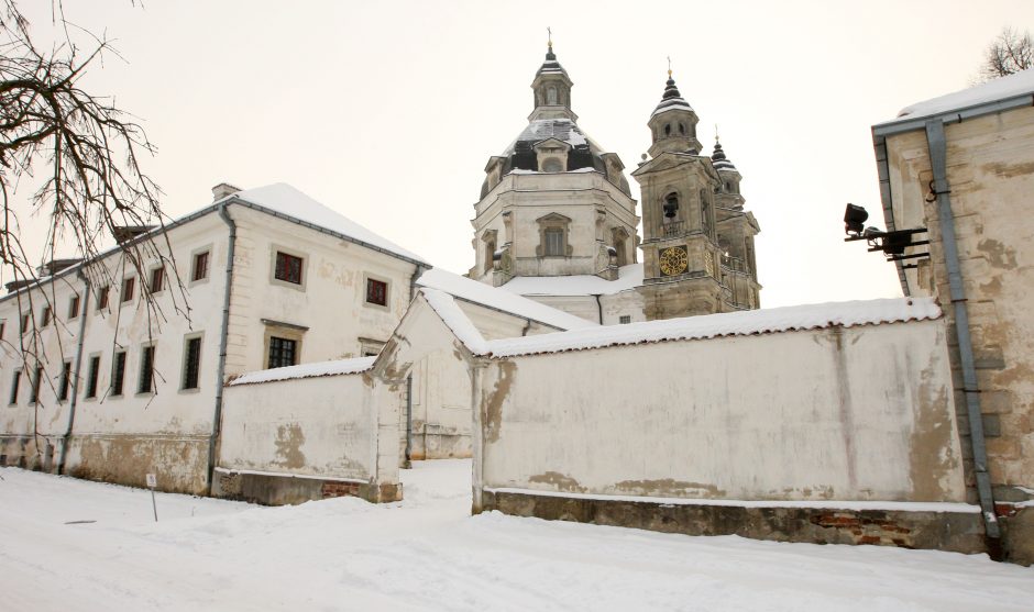 Vertingas Pažaislio vienuolyno freskas nuo vandens saugo kibirais