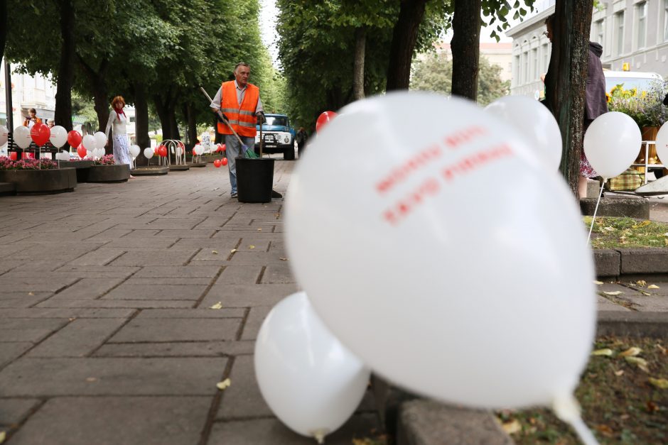 Laisvės alėją studentai nuklojo tūkstančiais balionų