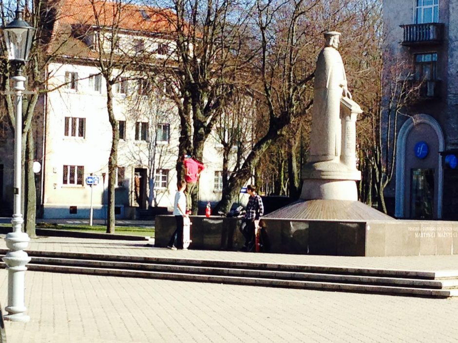 Vandalai vėl siaubia aikštę