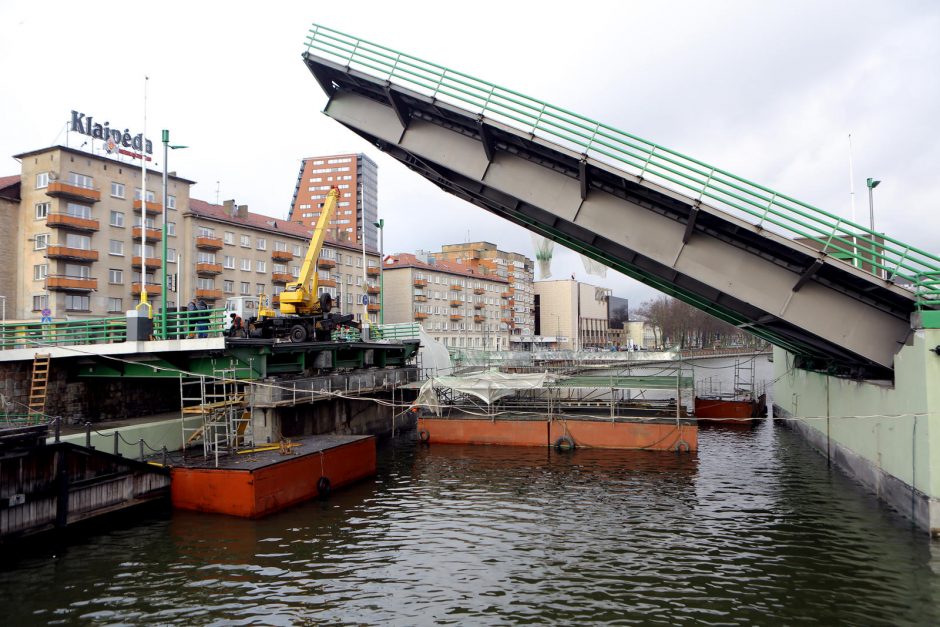 Pilies tiltą bandys sunkiasvoris transportas