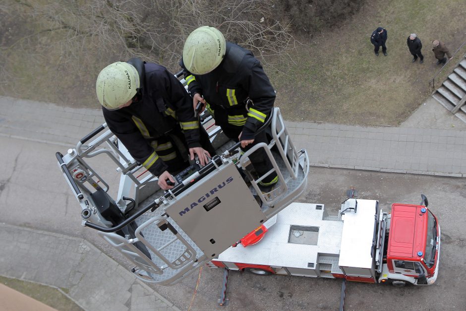 Vienišus senolius gelbėja ir ugniagesiai