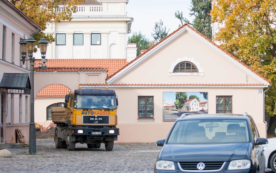 Vietoj muziejaus – girtos linksmybės po kunigų langais