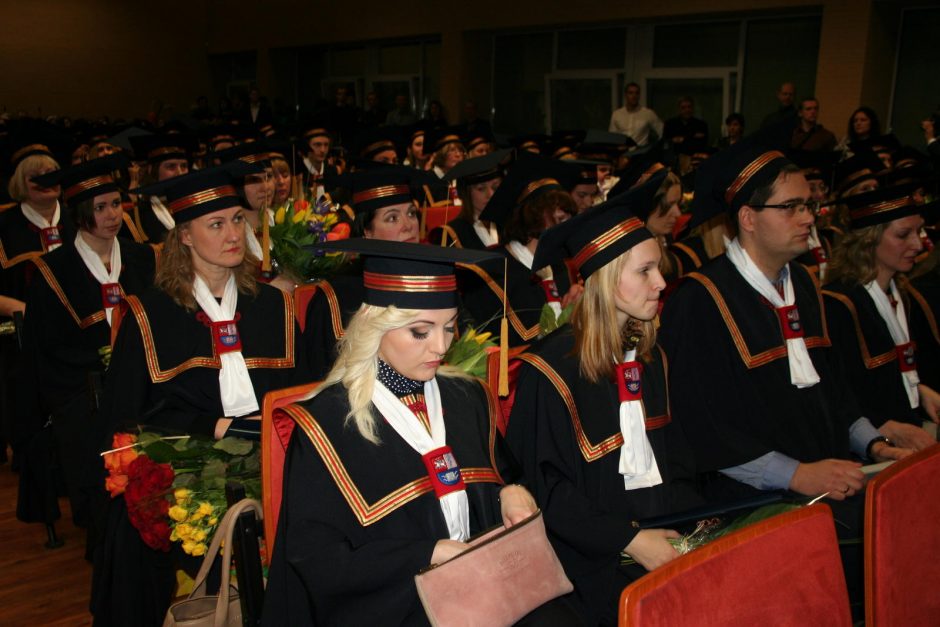 LSMU absolventams įteikti diplomai