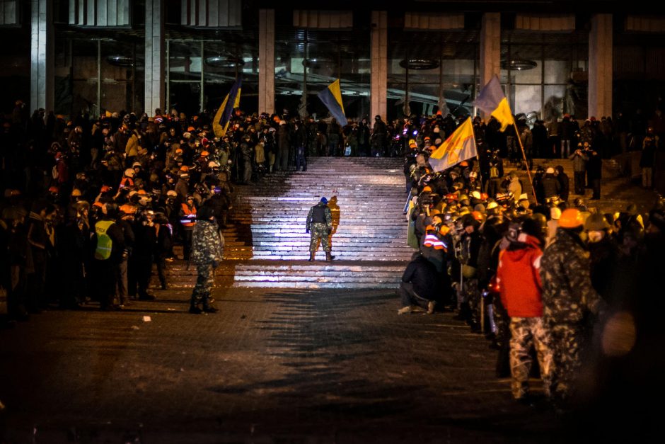 Ukrainos opozicija užėmė svarbų pastatą, milicijai teko sprukti