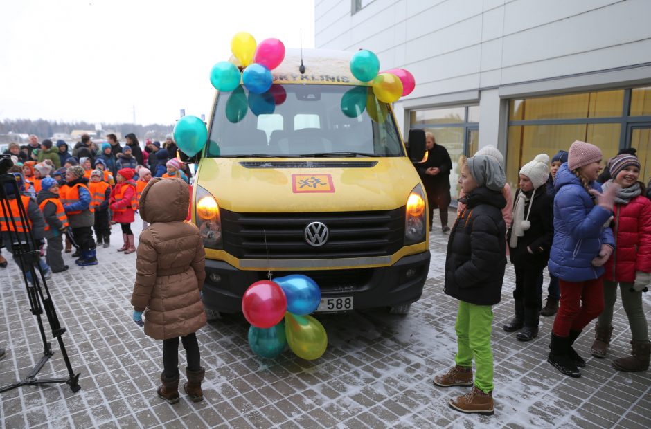 Dovana Lapių vaikams – mokyklinis autobusas