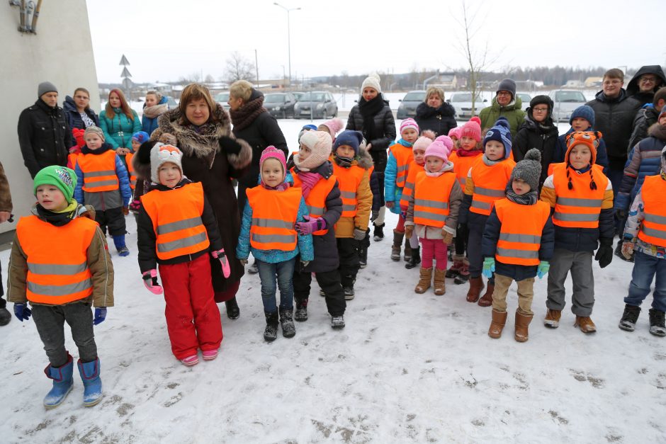 Dovana Lapių vaikams – mokyklinis autobusas