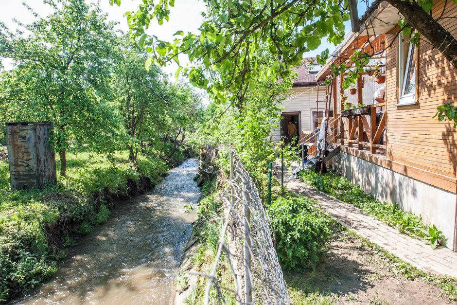 Petrašiūnų gyventojai skundžiasi: per potvynį net stalai išplaukia