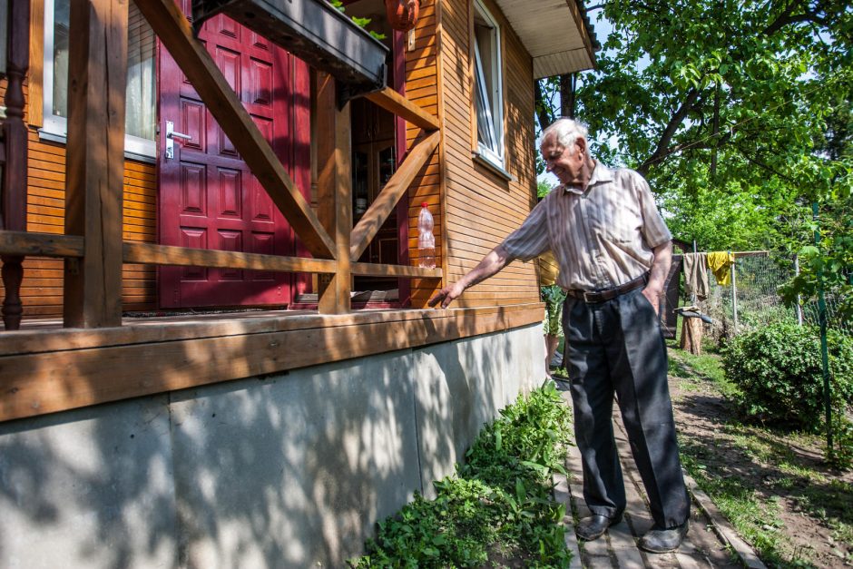 Petrašiūnų gyventojai skundžiasi: per potvynį net stalai išplaukia