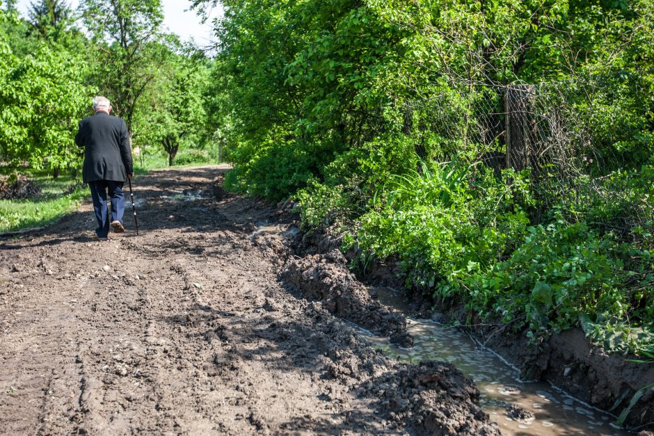 Petrašiūnų gyventojai skundžiasi: per potvynį net stalai išplaukia