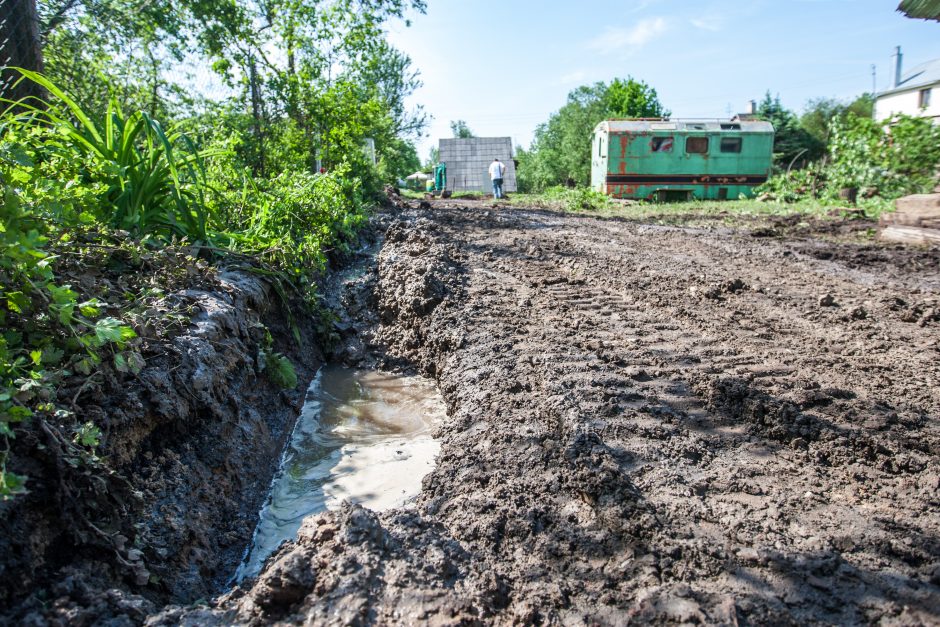 Petrašiūnų gyventojai skundžiasi: per potvynį net stalai išplaukia