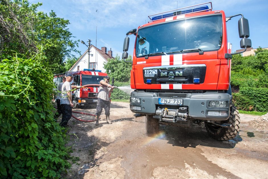 Petrašiūnų gyventojai skundžiasi: per potvynį net stalai išplaukia