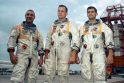 1971 m. trys JAV kosminio laivo „Apollo 14“ astronautai išsilaipino Mėnulyje