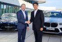  Partneriai: BMW vadovas Oliveris Zipse (kairėje) ir vienas „Toyota“ strategų Koji Sato suderino bendrus projektus.