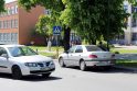 Šios &quot;Peugeot&quot; markės automobilio vairuotoja savo dukrą išleido sustodama prie pėsčiųjų perėjos ir nesusimąstė, kad taip kelia grėsmę kitiems pėstiesiems.