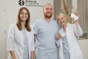 Kineziterapeutai-masažuotojai Monika Simaitienė, Lukas Peštenis, klinikos įkūrėja – vadovė Karolina Norkutė.