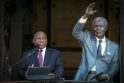 Cyrilas Ramaphosa (kairėje) prie Nelsono Mandelos skulptūros